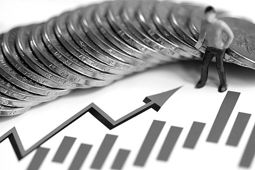 美联储高官集体发话:降息理由充分,消费者撑不住了!